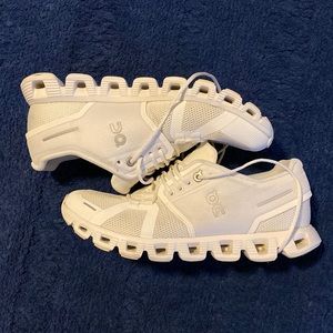 On Cloud 5 shoes; white; size 8